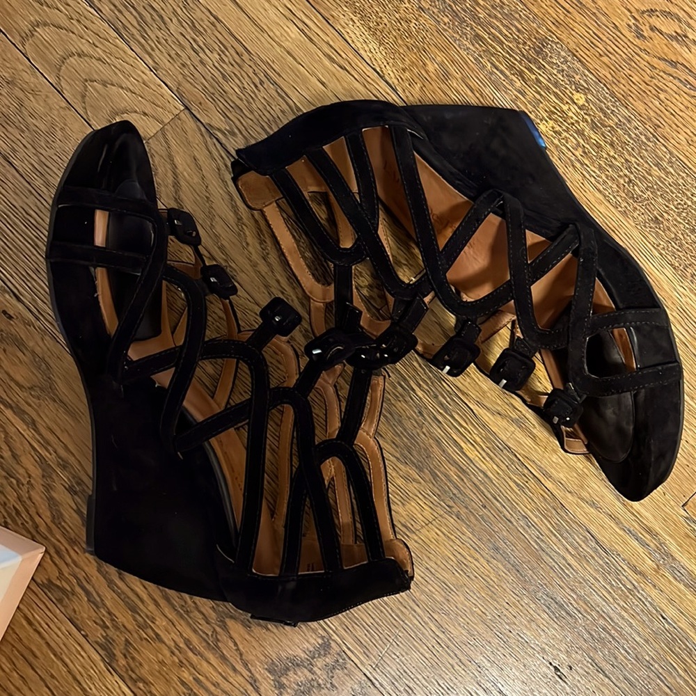 L’Amour Des Pieds suede wedge